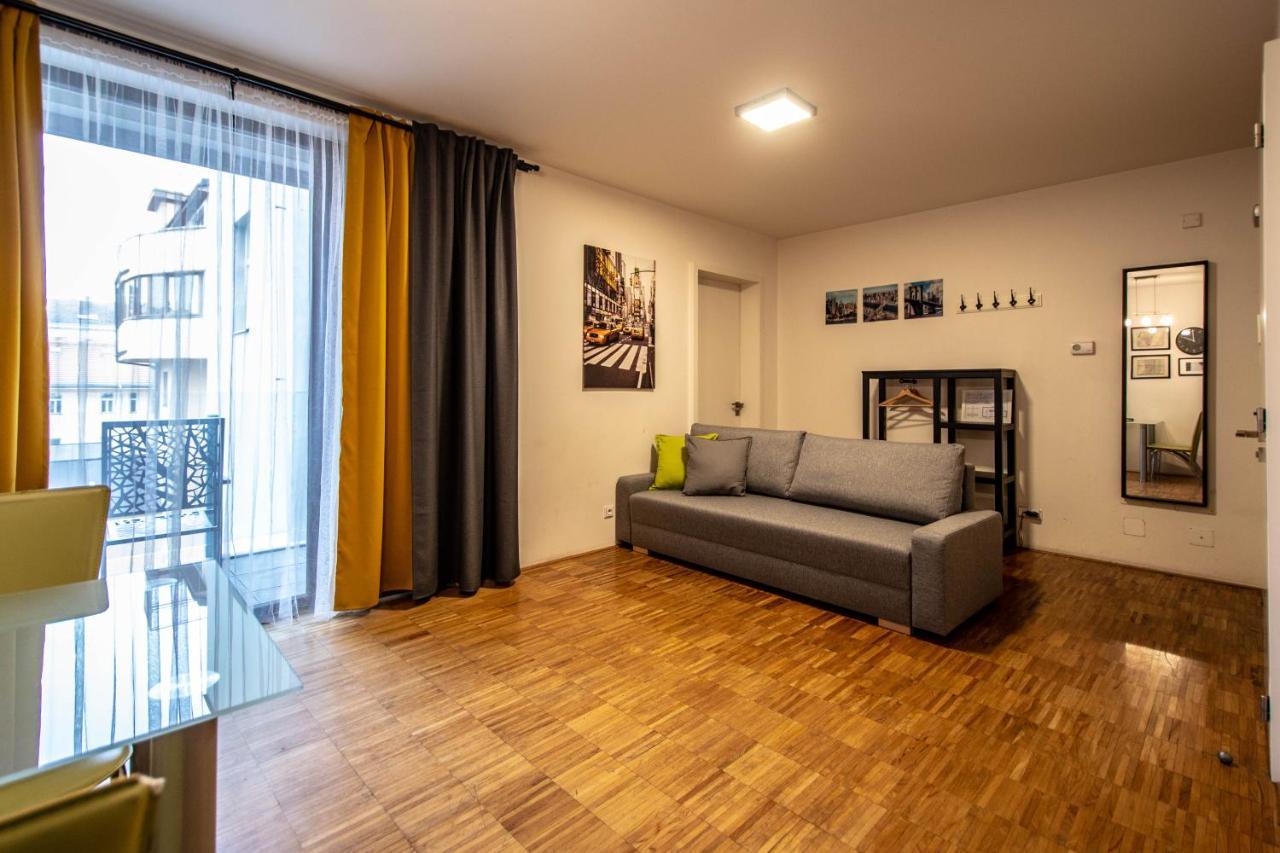 Ruterra Apartment With Garage Prag Exterior foto